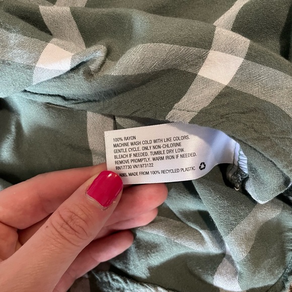 Universal Threads Sage Green Plaid Top - Picture 6 of 6